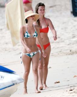 Rachel Bilson feet photo thumbnail