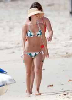 Rachel Bilson feet photo thumbnail