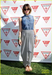 Katharine McPhee feet photo thumbnail
