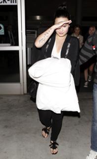 Demi Lovato feet photo thumbnail