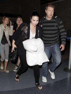 Demi Lovato feet photo thumbnail