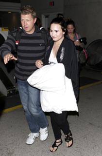 Demi Lovato feet photo thumbnail