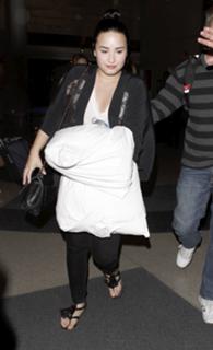 Demi Lovato feet photo thumbnail