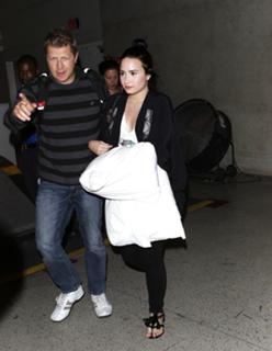 Demi Lovato feet photo thumbnail