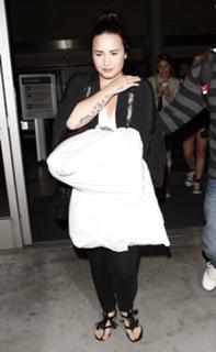 Demi Lovato feet photo thumbnail