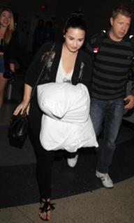 Demi Lovato feet photo thumbnail