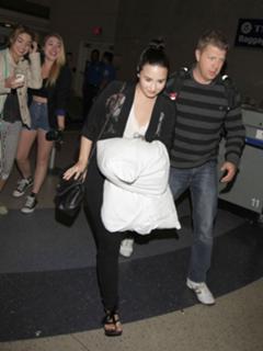 Demi Lovato feet photo thumbnail