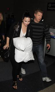 Demi Lovato feet photo thumbnail