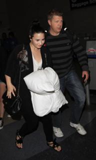 Demi Lovato feet photo thumbnail