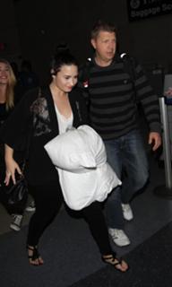Demi Lovato feet photo thumbnail