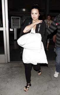 Demi Lovato feet photo thumbnail