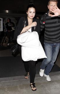 Demi Lovato feet photo thumbnail
