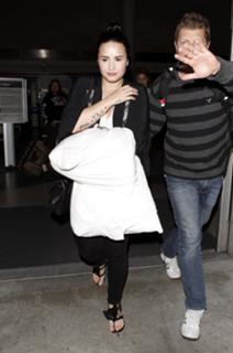 Demi Lovato feet photo thumbnail