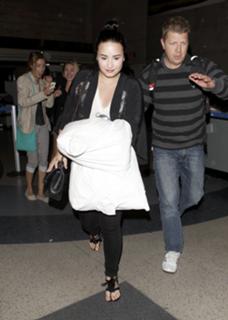 Demi Lovato feet photo thumbnail