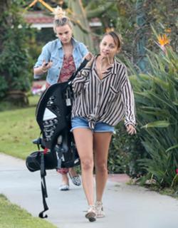 Nicole Richie feet photo thumbnail