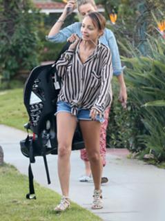 Nicole Richie feet photo thumbnail