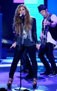 Demi Lovato feet photo thumbnail