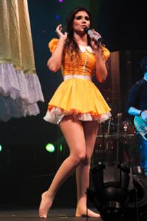 Paula Fernandes feet photo thumbnail