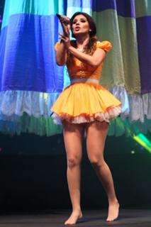 Paula Fernandes feet photo thumbnail
