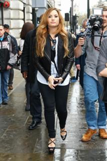 Demi Lovato feet photo thumbnail
