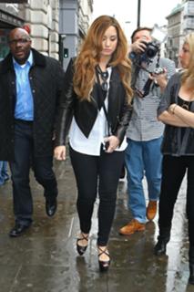 Demi Lovato feet photo thumbnail