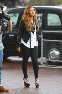 Demi Lovato feet photo thumbnail