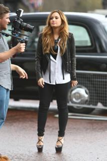 Demi Lovato feet photo thumbnail
