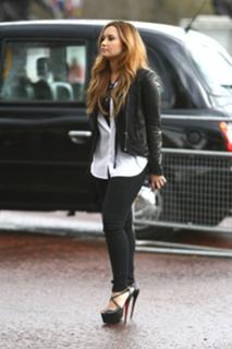 Demi Lovato feet photo thumbnail