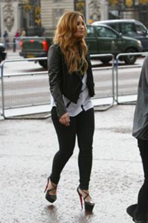 Demi Lovato feet photo thumbnail