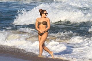 Demi Lovato feet photo thumbnail
