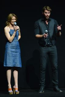 Elizabeth Banks feet photo thumbnail