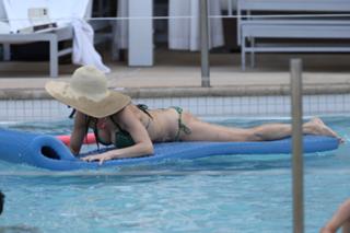Bethenny Frankel feet photo thumbnail