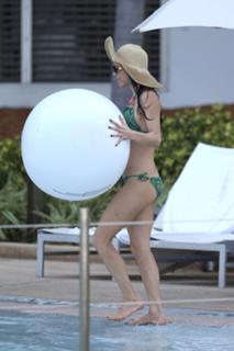 Bethenny Frankel feet photo thumbnail
