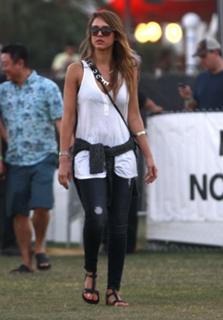 Jessica Alba feet photo thumbnail