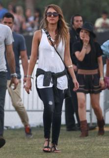 Jessica Alba feet photo thumbnail