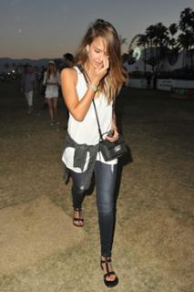 Jessica Alba feet photo thumbnail