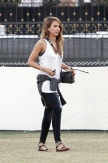 Jessica Alba feet photo thumbnail