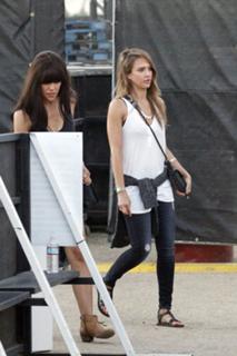 Jessica Alba feet photo thumbnail