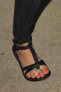 Jessica Alba feet photo thumbnail