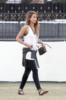 Jessica Alba feet photo thumbnail