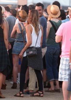 Jessica Alba feet photo thumbnail