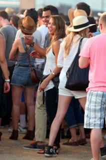 Jessica Alba feet photo thumbnail