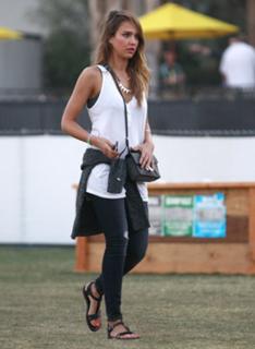 Jessica Alba feet photo thumbnail