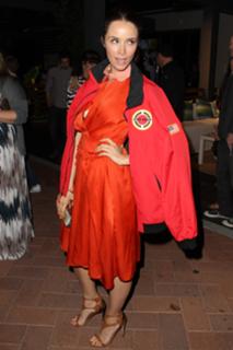 Abigail Spencer feet photo thumbnail