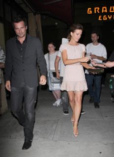 Kate Beckinsale feet photo thumbnail