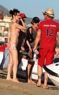 Juliette Lewis feet photo thumbnail