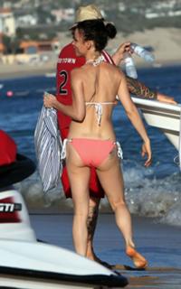 Juliette Lewis feet photo thumbnail