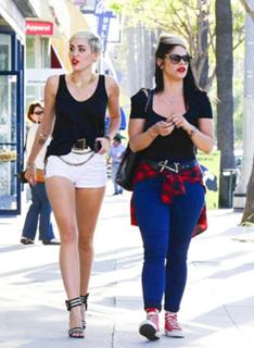Miley Cyrus feet photo thumbnail