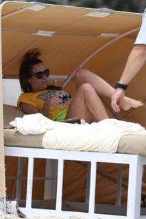 Caroline Flack feet photo thumbnail