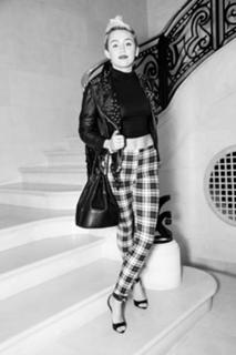 Miley Cyrus feet photo thumbnail